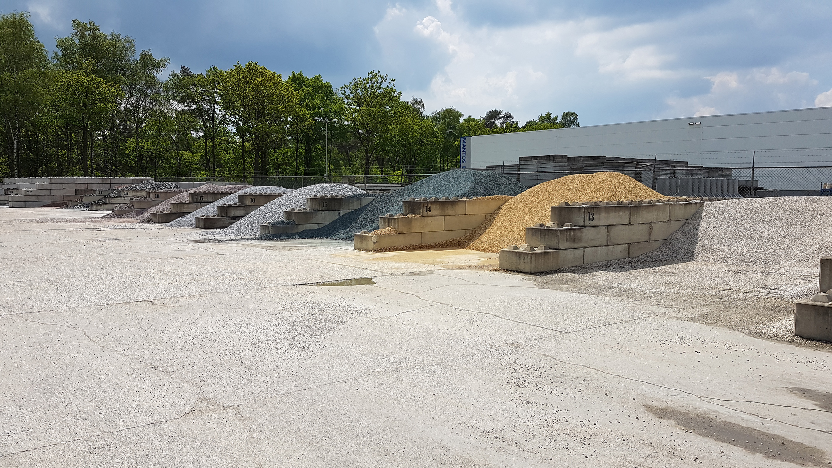 Storage bays for dry bulk materials with concrete Lego blocks