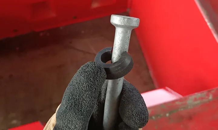 Place the rubber around the anchor
