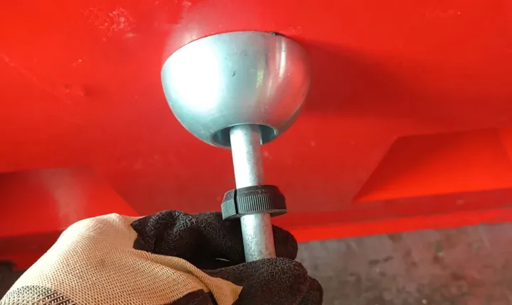Place the anchor including the rubber into the magnet